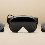 Le Steam Frame de Valve, casque VR sans fil, entouré de ses deux manettes