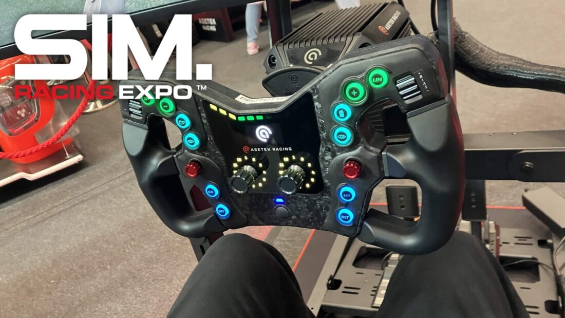 Le volant Asetek GT Nova monté sur un simulateur du stand Asetek, à la SimRacing Expo 2026