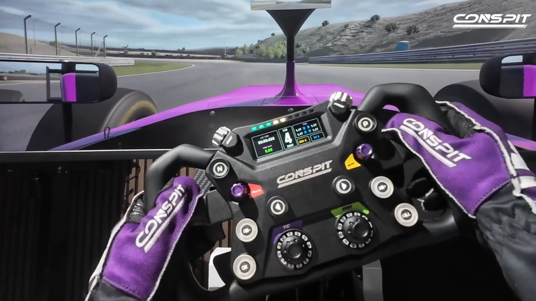Pilote en gants Conspit tenant un volant Conspit dans le cockpit d'une monoplace sur iRacing