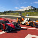 Les Olivera P2-13 et P2-26 EVO, les deux LMP2 fictives du World Endurance Pack, devant le mont Fuji
