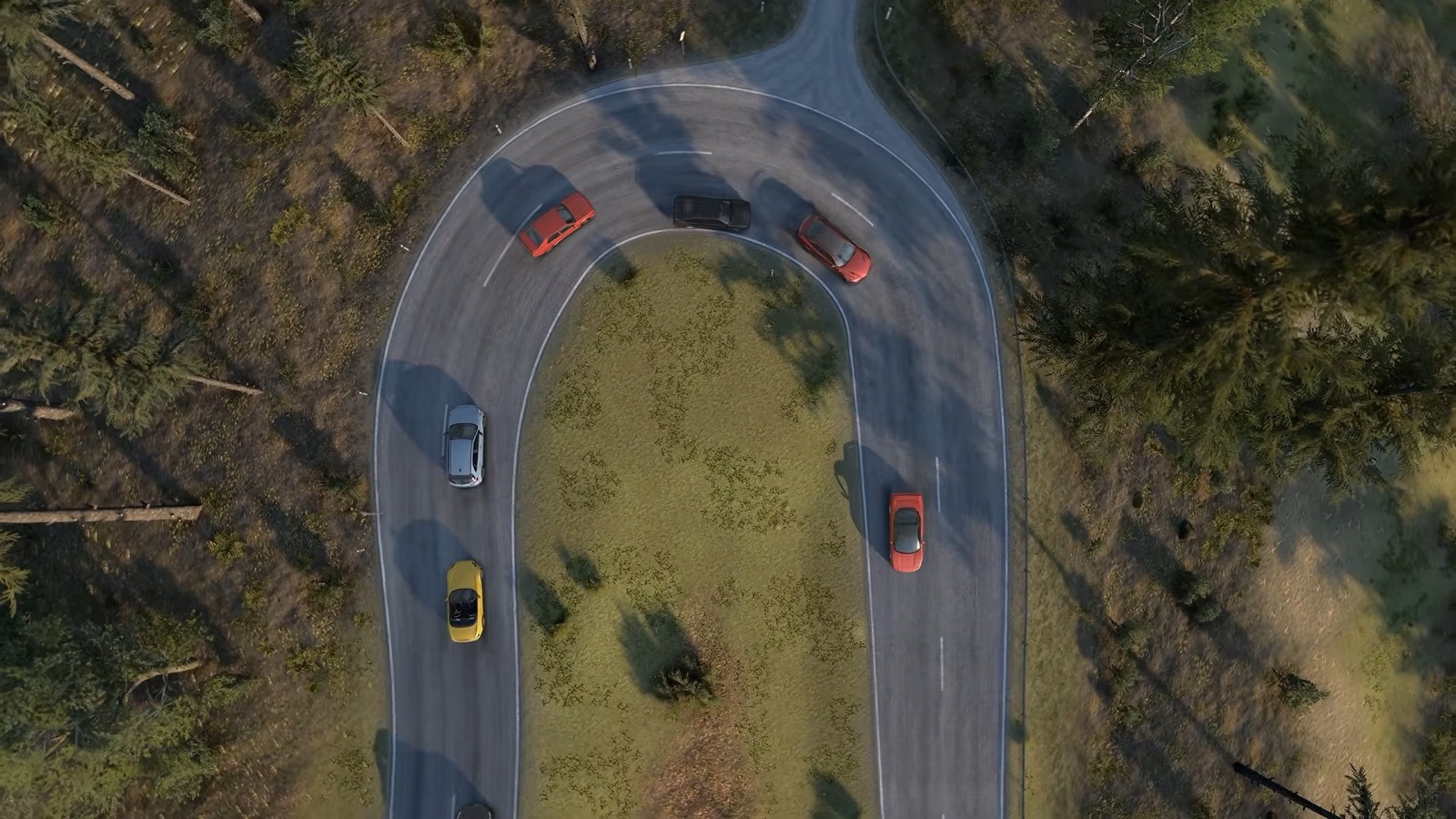 Vue aérienne d'un convoi de voitures dans une épingle de l'Eifel, dans le free roam d'Assetto Corsa EVO