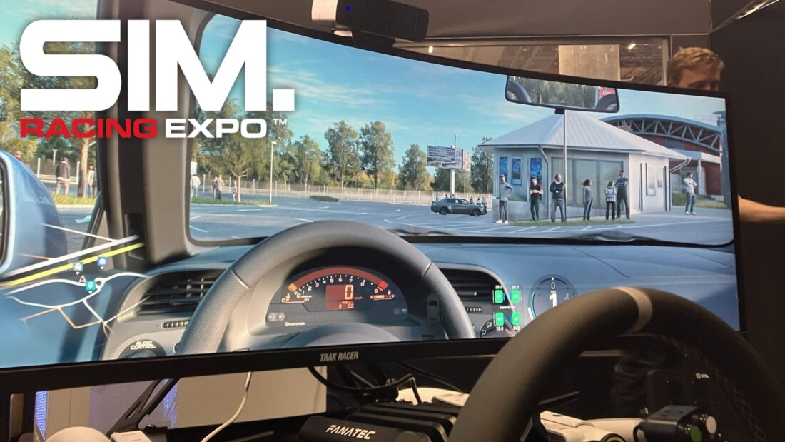 L'Eifel Free Roam d'Assetto Corsa EVO sur un simulateur du stand Kunos, à la SimRacing Expo 2026, piétons devant un bâtiment
