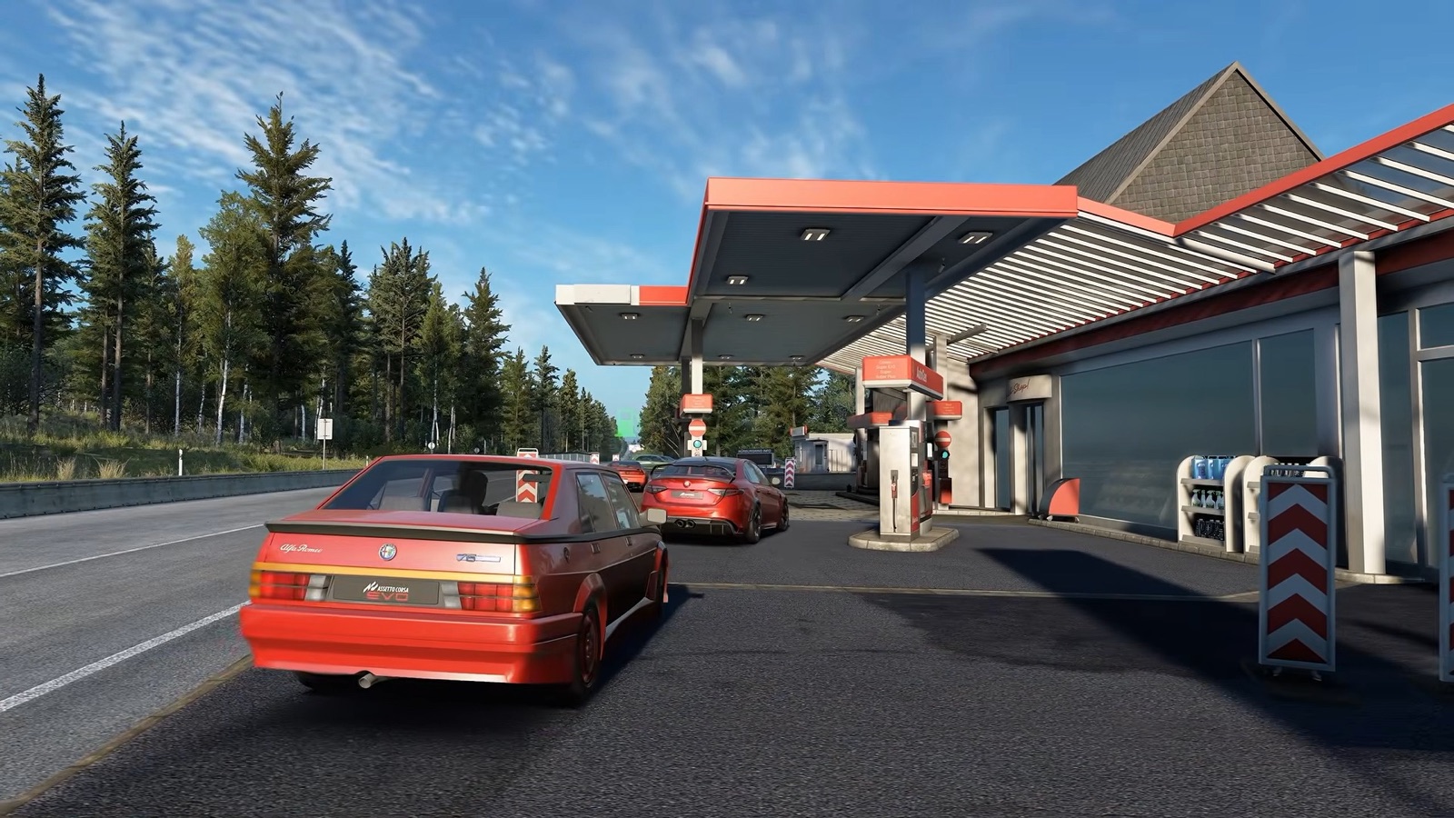 Une berline rouge à la pompe d'une station-service de l'Eifel, dans le free roam d'Assetto Corsa EVO