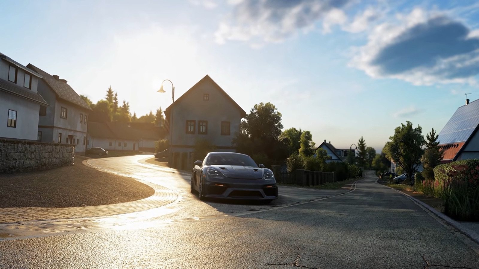 Une sportive grise dans une rue de village de l'Eifel au coucher du soleil, dans le free roam d'Assetto Corsa EVO