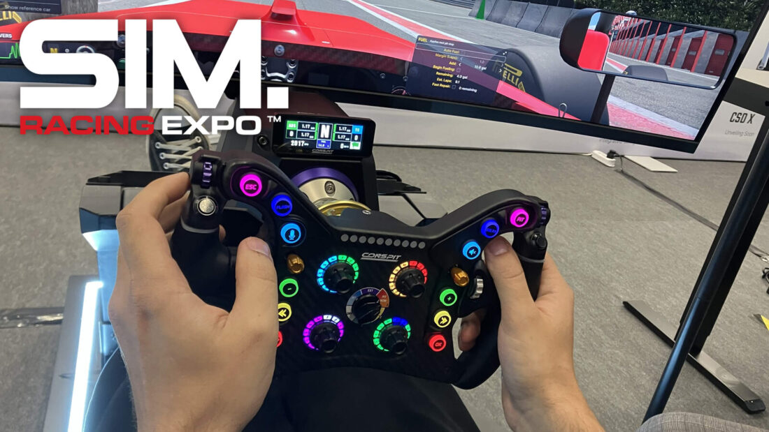 Le volant Conspit 280FR en main sur le stand Conspit de la SimRacing Expo 2026, avec le CSD Nano clipsé sur la base
