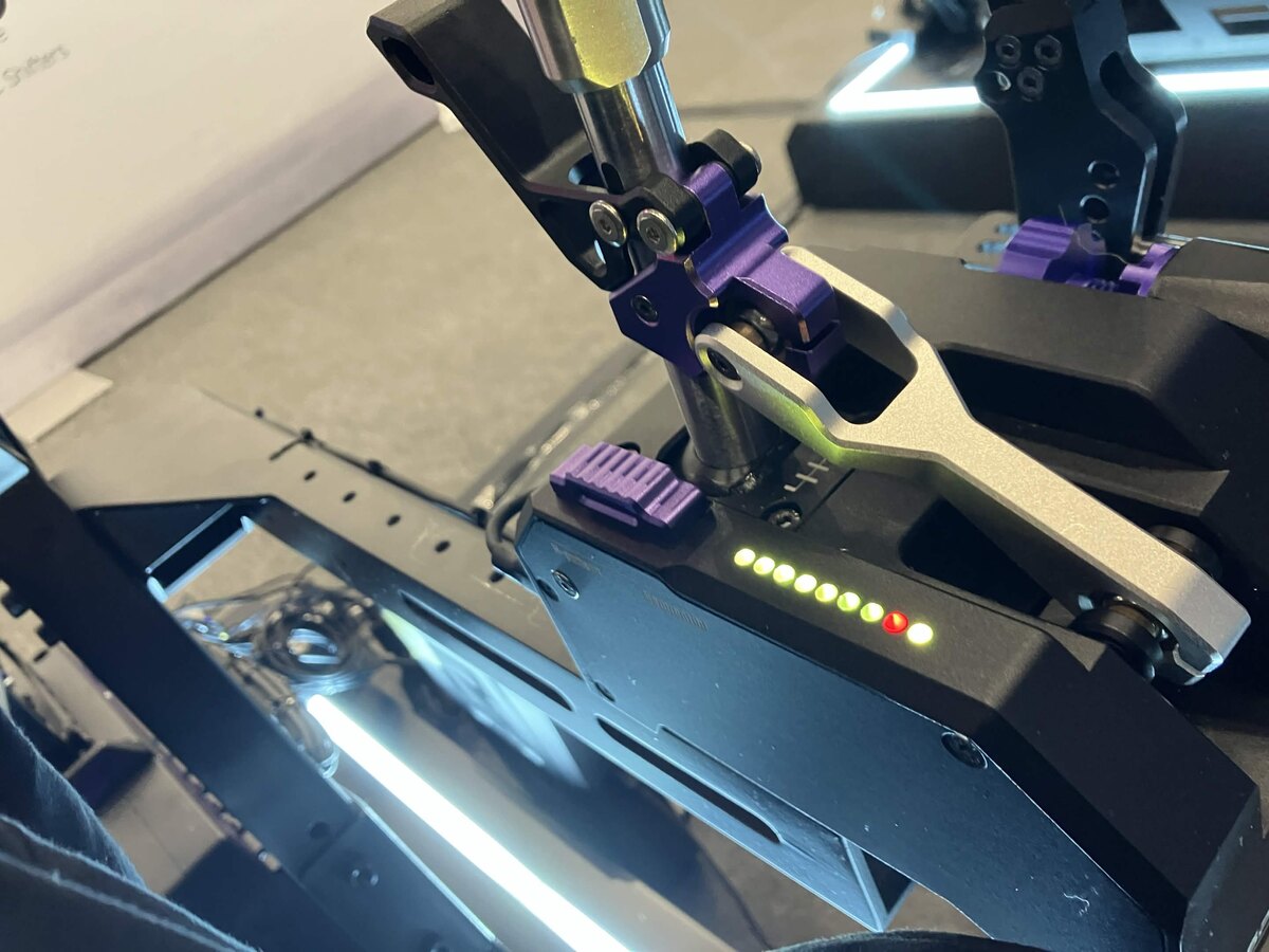 Le shifter Conspit CHS en mode séquentiel sur le stand, avec sa rangée de LED et sa gâchette violette