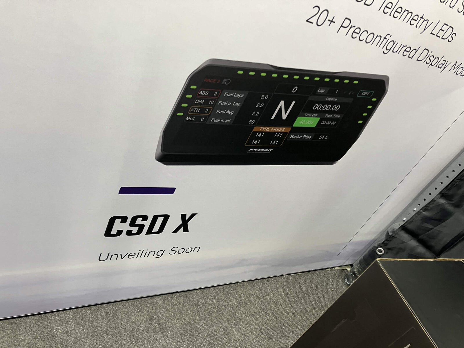 Le panneau du stand Conspit qui annonce le dashboard CSD X, dévoilé prochainement