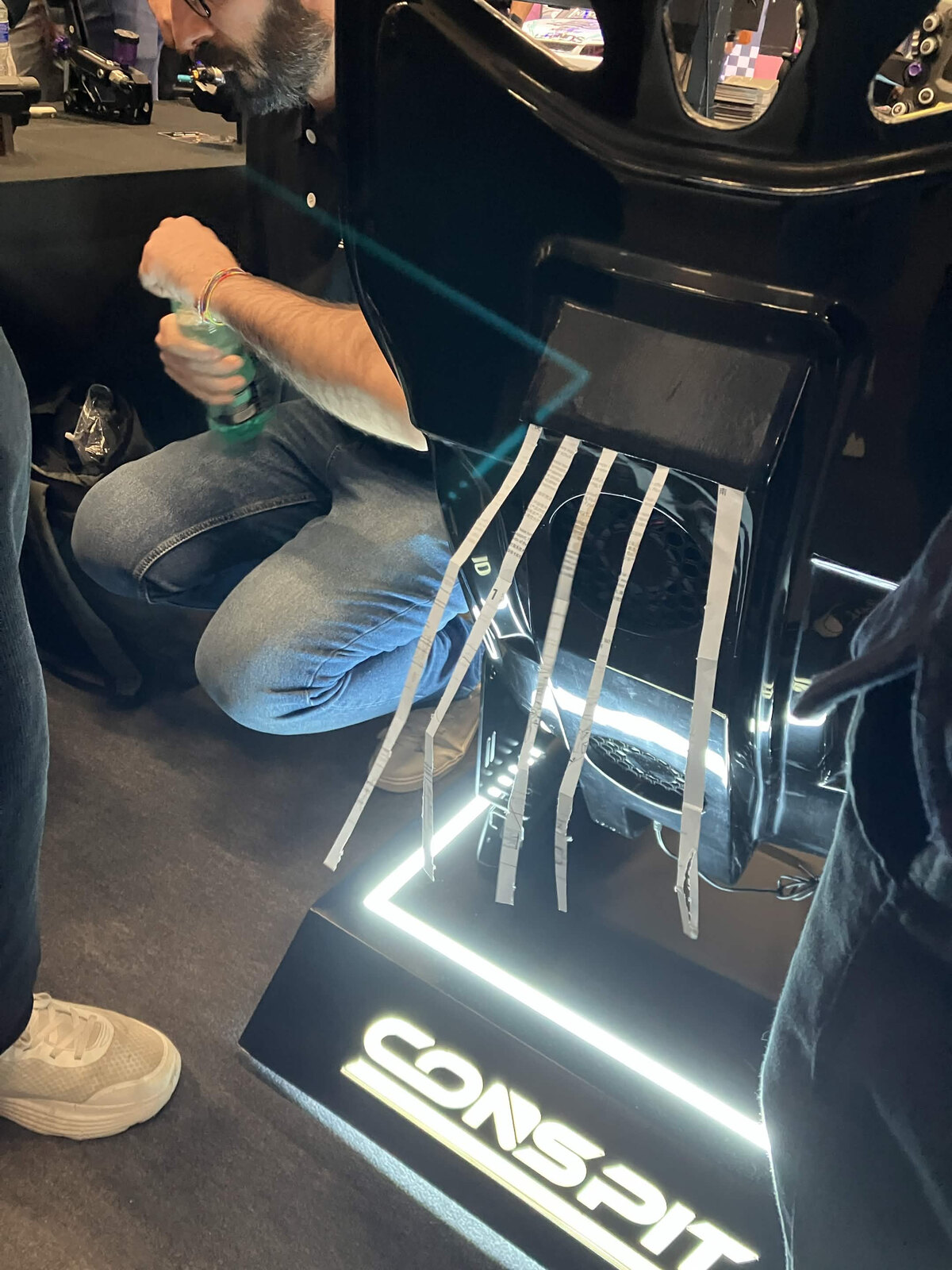 Le siège ventilé Conspit GT Vent sur le stand, avec des rubans qui montrent le flux d'air sorti du dossier