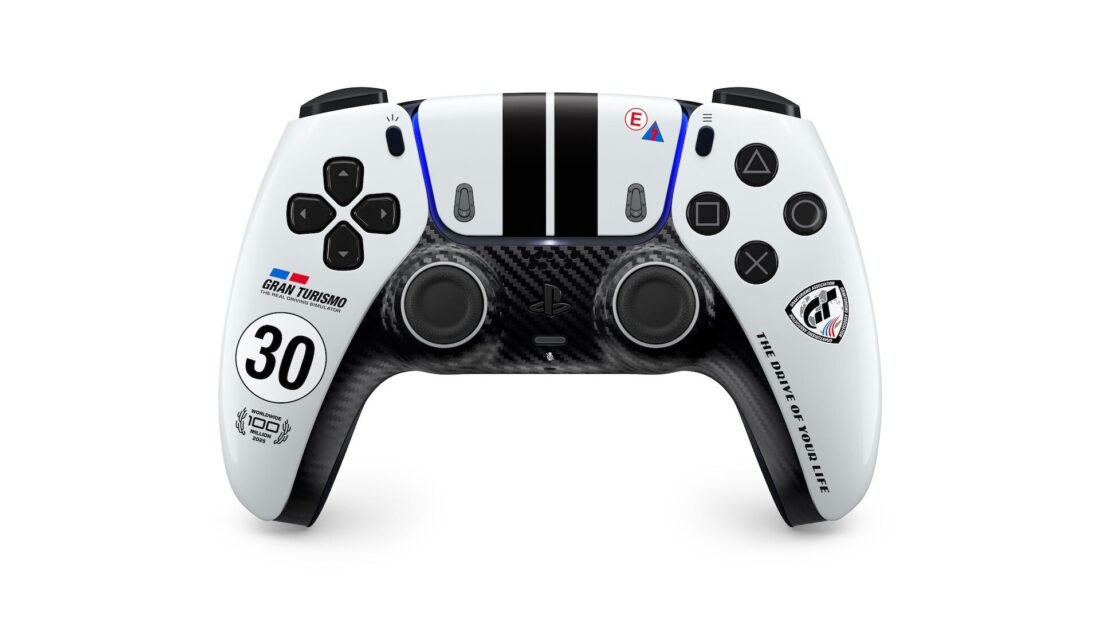 La manette DualSense Gran Turismo Limited Edition, blanche à bandes noires avec une façade façon carbone et le numéro 30