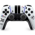 La manette DualSense Gran Turismo Limited Edition, blanche à bandes noires avec une façade façon carbone et le numéro 30