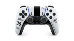 La manette DualSense Gran Turismo Limited Edition, blanche à bandes noires avec une façade façon carbone et le numéro 30