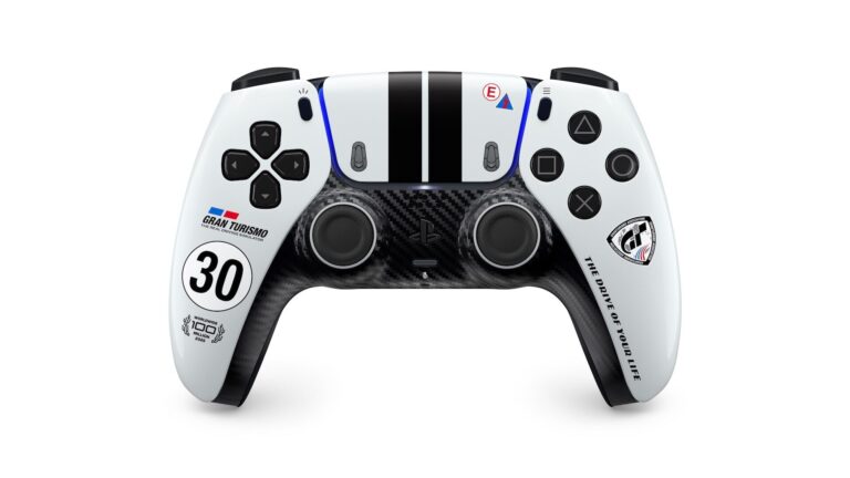 La manette DualSense Gran Turismo Limited Edition, blanche à bandes noires avec une façade façon carbone et le numéro 30