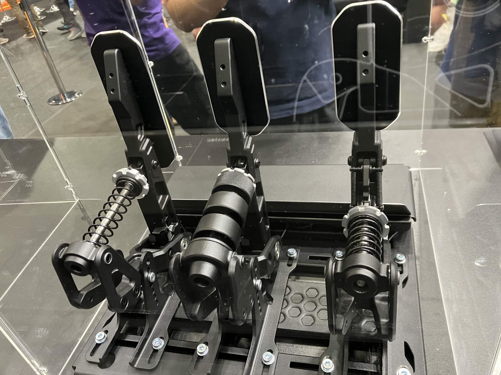 La mécanique des Fanatec ClubSport Pedals V4 sous vitrine, avec ressorts et load cell au frein