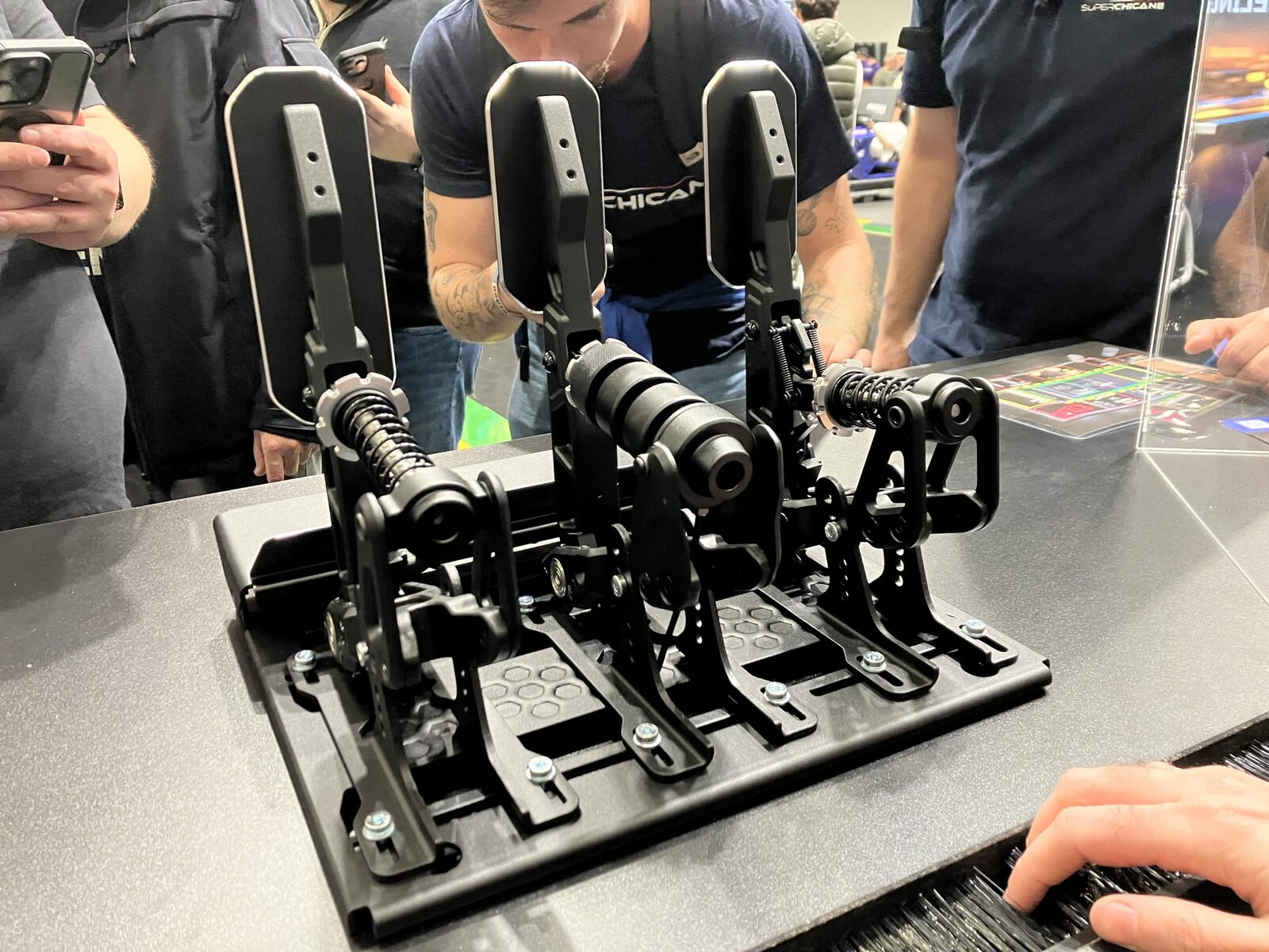 Les trois pédales des Fanatec ClubSport Pedals V4, présentées sur le stand