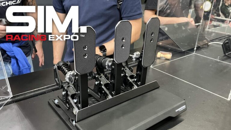 Le nouveau pédalier Fanatec ClubSport Pedals V4 exposé sur le stand Fanatec de la SimRacing Expo 2026