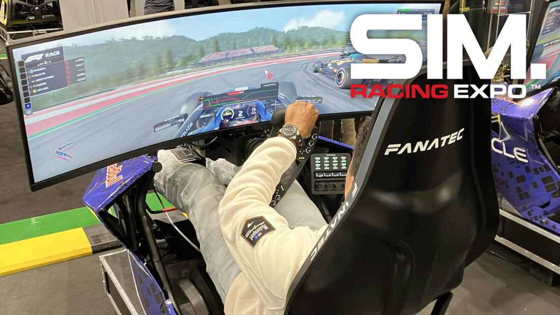 Un visiteur au volant du cockpit Fanatec ClubSport Formula aux couleurs d'Oracle Red Bull Racing, sur le stand de la SimRacing Expo 2026