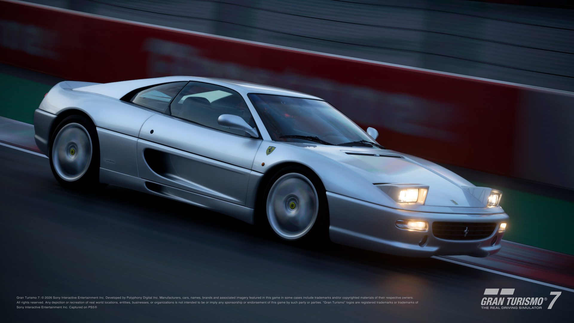 Une Ferrari F355 Berlinetta '94 grise en piste, phares allumés