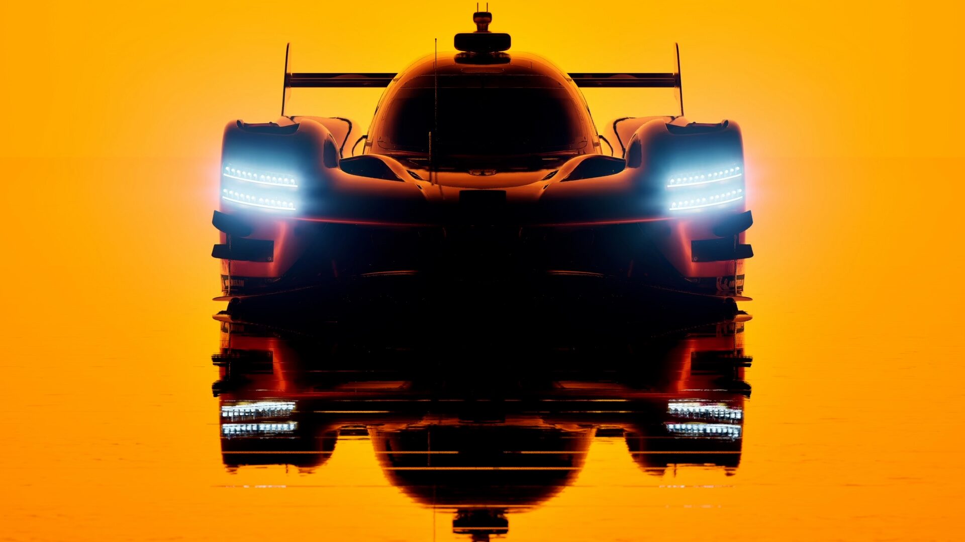 Teaser Rennsport de la Genesis GMR-001 Hypercar : silhouette phares allumés sur fond orange