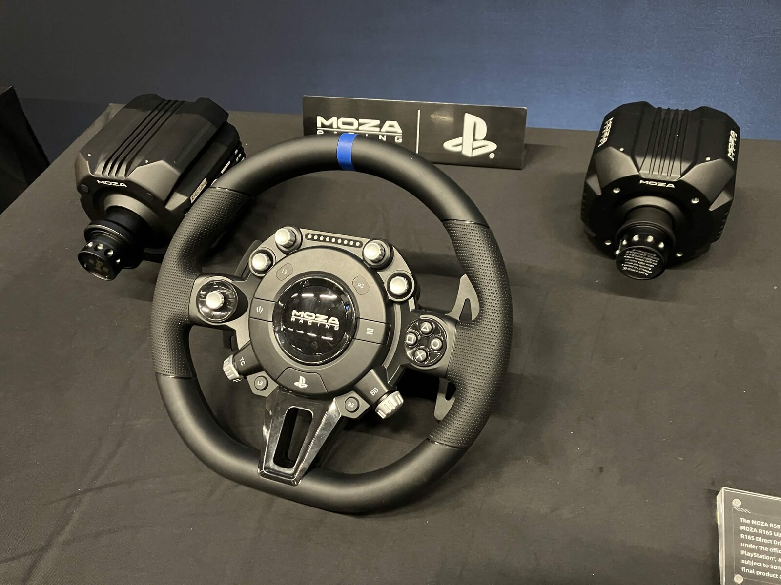 Les deux bases Moza sous licence PlayStation et leur volant à boutons PlayStation, sur le stand Moza de la SimRacing Expo 2026