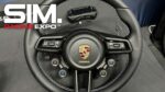 Le volant Moza Porsche 911 GT3 RS et son écran optionnel sur le stand Moza de la SimRacing Expo 2026