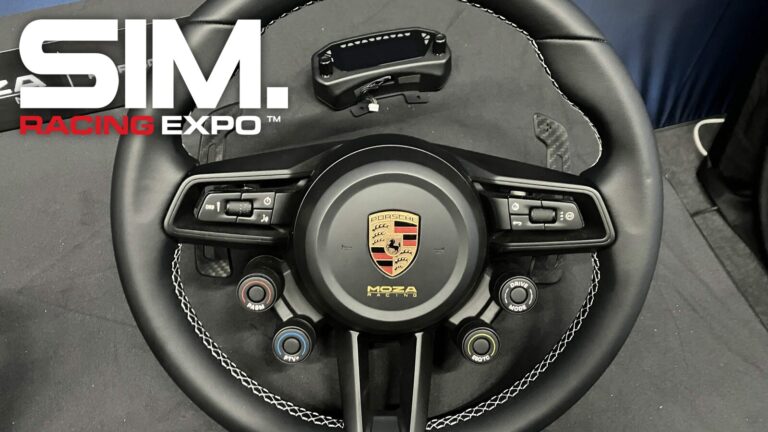 Le volant Moza Porsche 911 GT3 RS et son écran optionnel sur le stand Moza de la SimRacing Expo 2026