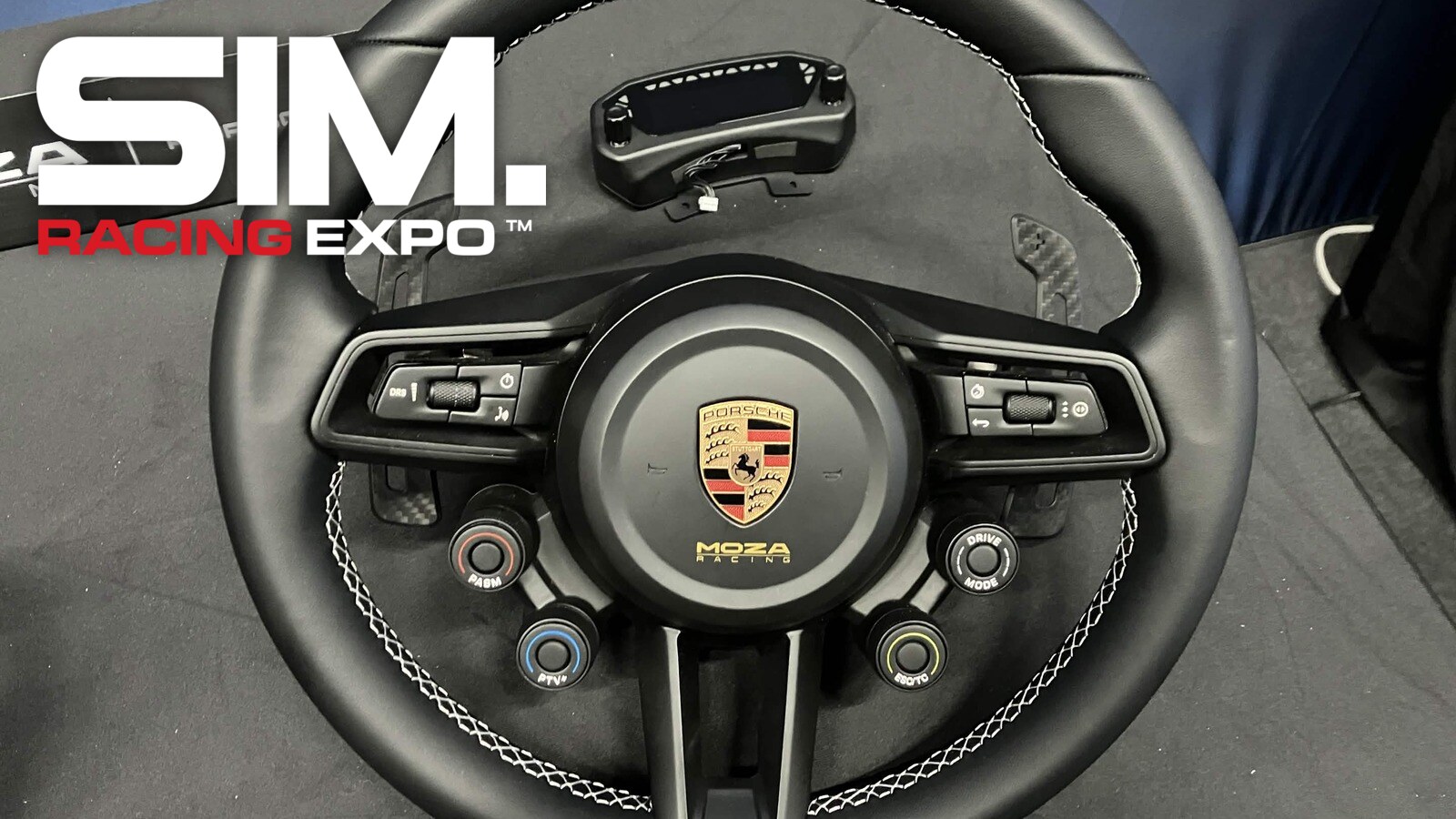 Le volant Moza Porsche 911 GT3 RS et son écran optionnel sur le stand Moza de la SimRacing Expo 2026