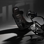 Le cockpit Next Level Racing F-GT Shift équipé d'une base et d'un volant, sur fond sombre