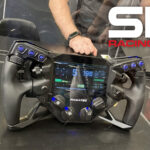 Le nouveau volant Fanatec Project Obsidian exposé sous vitrine sur le stand Fanatec de la SimRacing Expo 2026, écran allumé