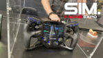 Le nouveau volant Fanatec Project Obsidian exposé sous vitrine sur le stand Fanatec de la SimRacing Expo 2026, écran allumé