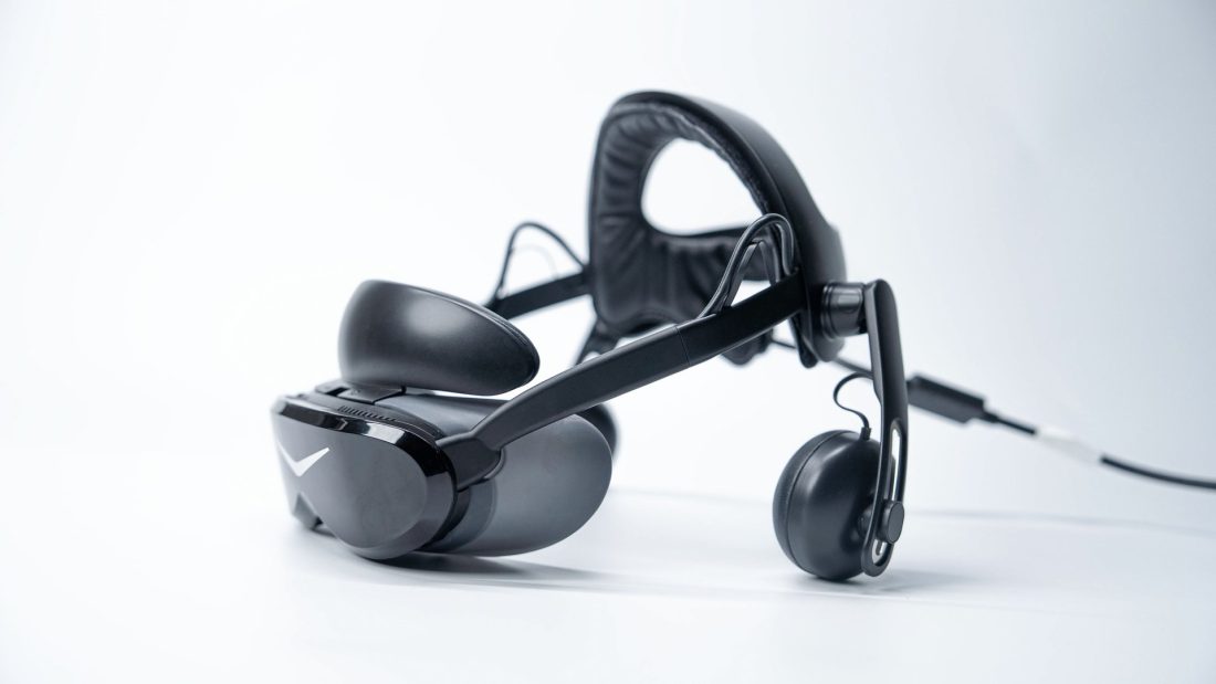 Le casque Pimax Dream Air équipé de la sangle rigide et des écouteurs du Comfort Kit, câble à fibre optique branché