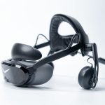 Le casque Pimax Dream Air équipé de la sangle rigide et des écouteurs du Comfort Kit, câble à fibre optique branché