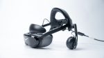 Le casque Pimax Dream Air équipé de la sangle rigide et des écouteurs du Comfort Kit, câble à fibre optique branché