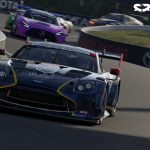 Une Aston Martin Vantage GT3 devant une Mercedes-AMG GT3 à Mount Panorama, dans Project Motor Racing