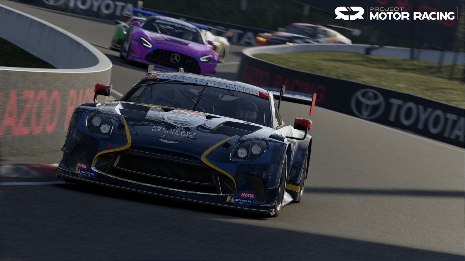Une Aston Martin Vantage GT3 devant une Mercedes-AMG GT3 à Mount Panorama, dans Project Motor Racing