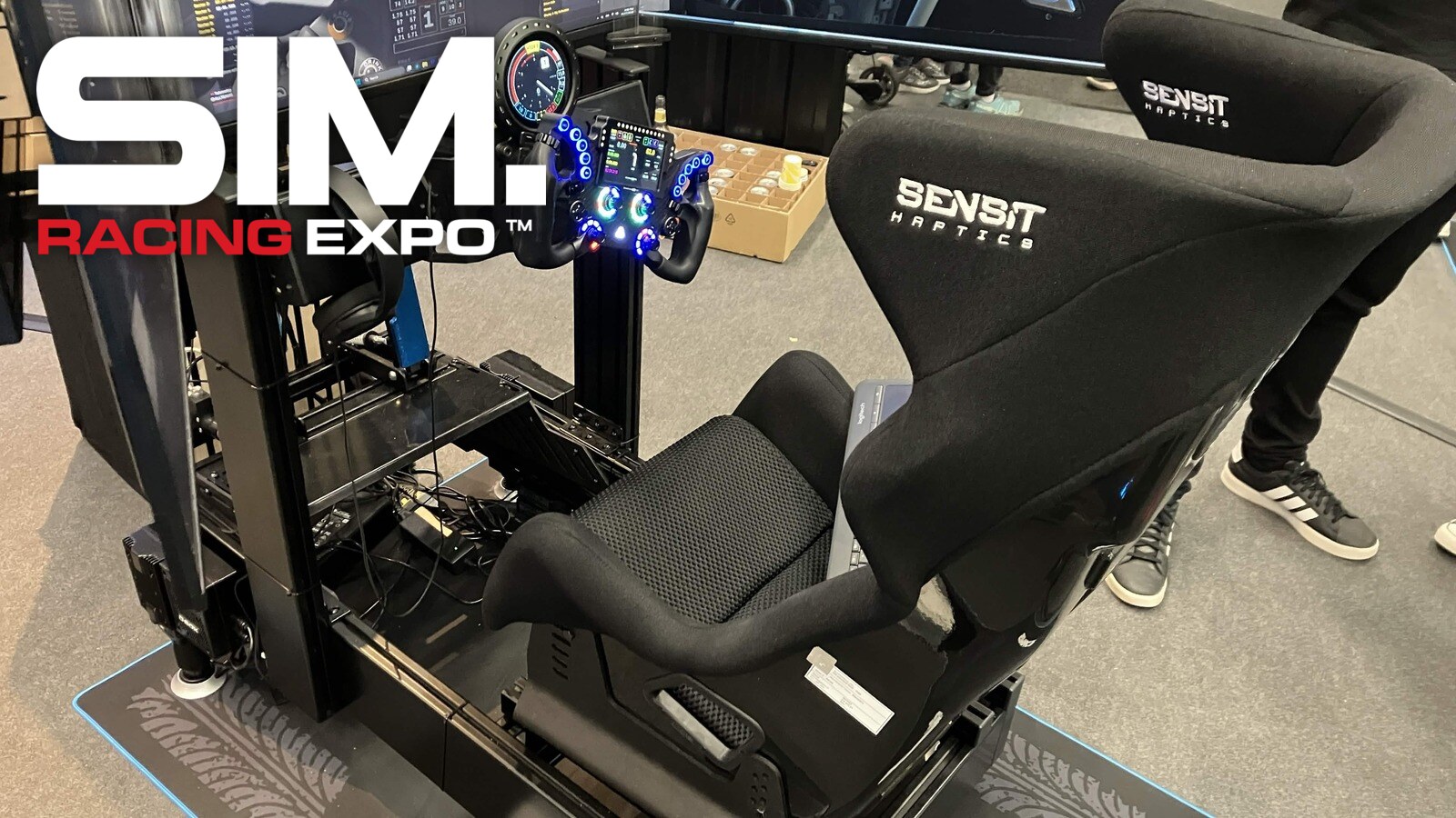 Le coussin haptique Sensit Gen3 dans un siège Sensit Haptics, sur un simulateur du stand de la SimRacing Expo 2026