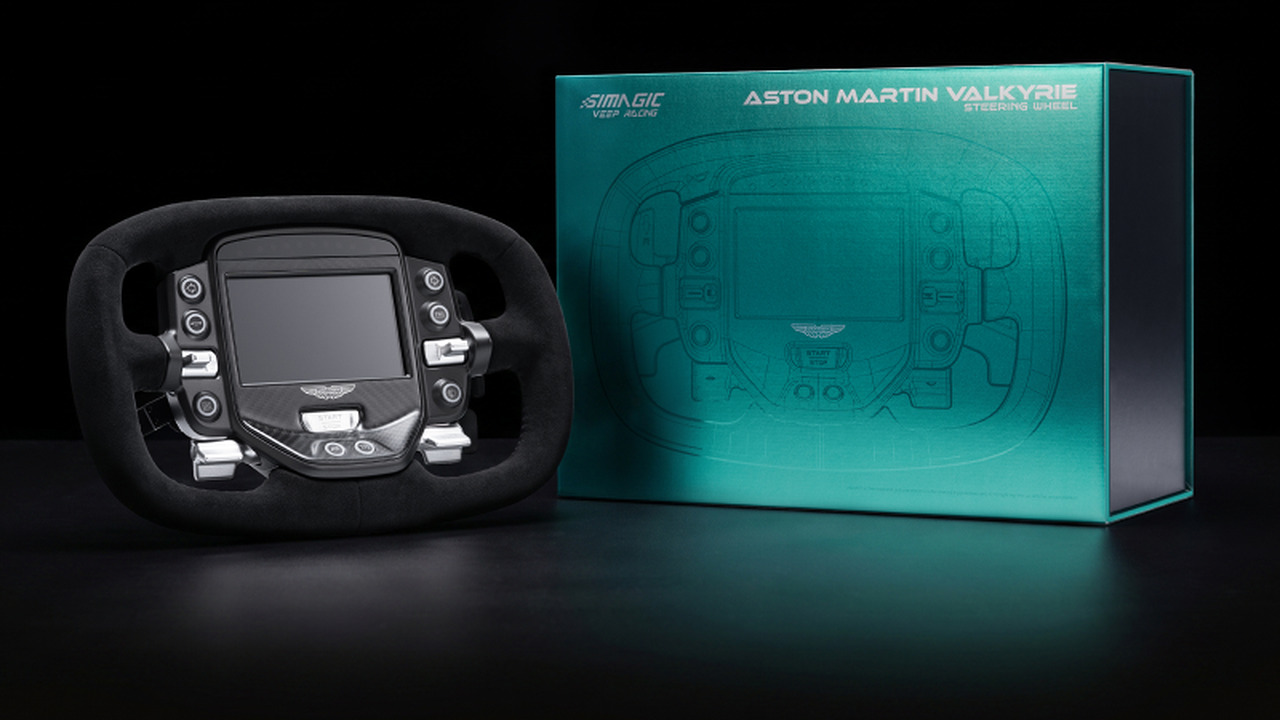 Volant Simagic Aston Martin Valkyrie posé à côté de son coffret vert Aston Martin, visuel officiel Simagic