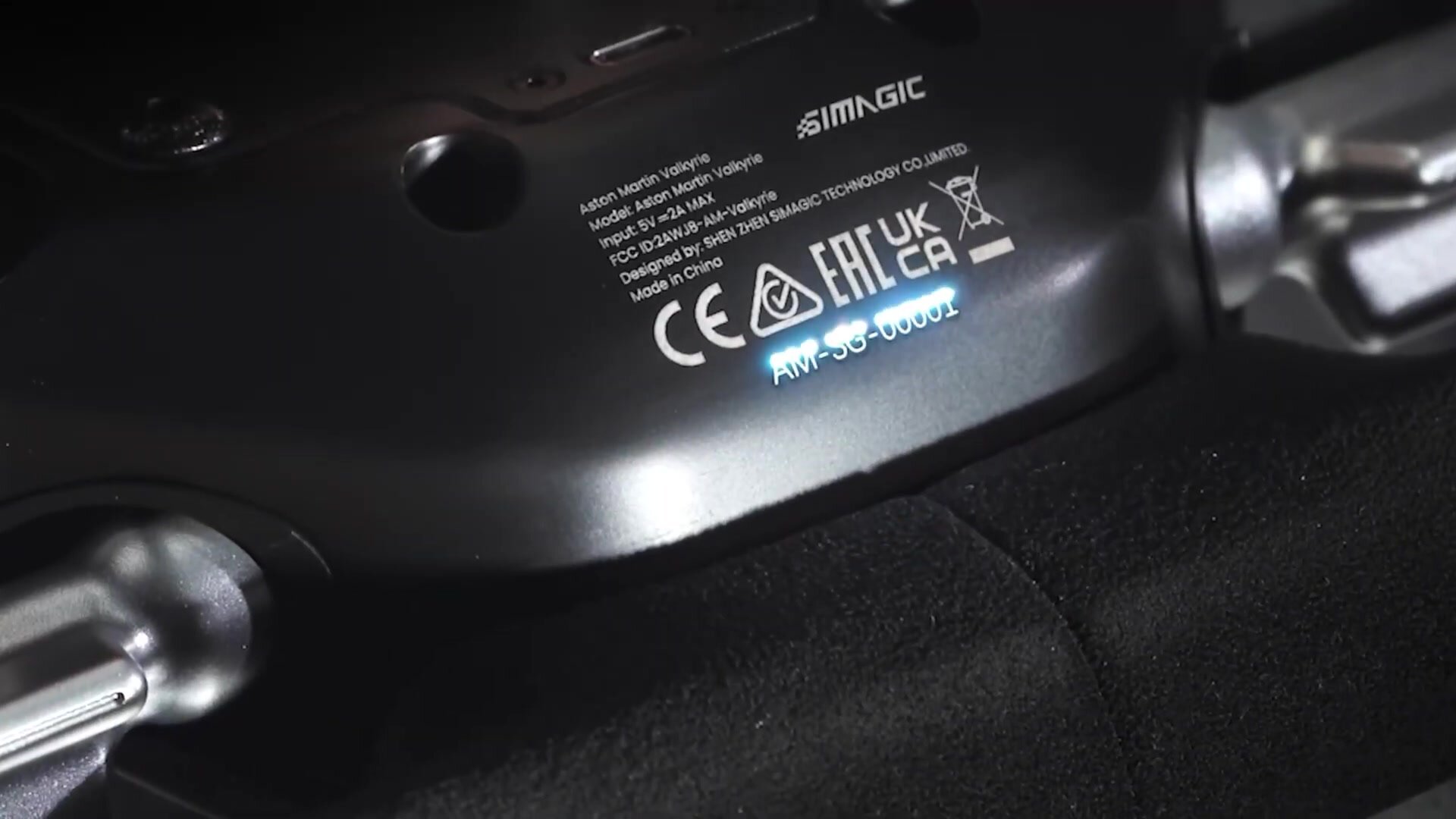 Numéro de série gravé au laser sous le volant Simagic Aston Martin Valkyrie