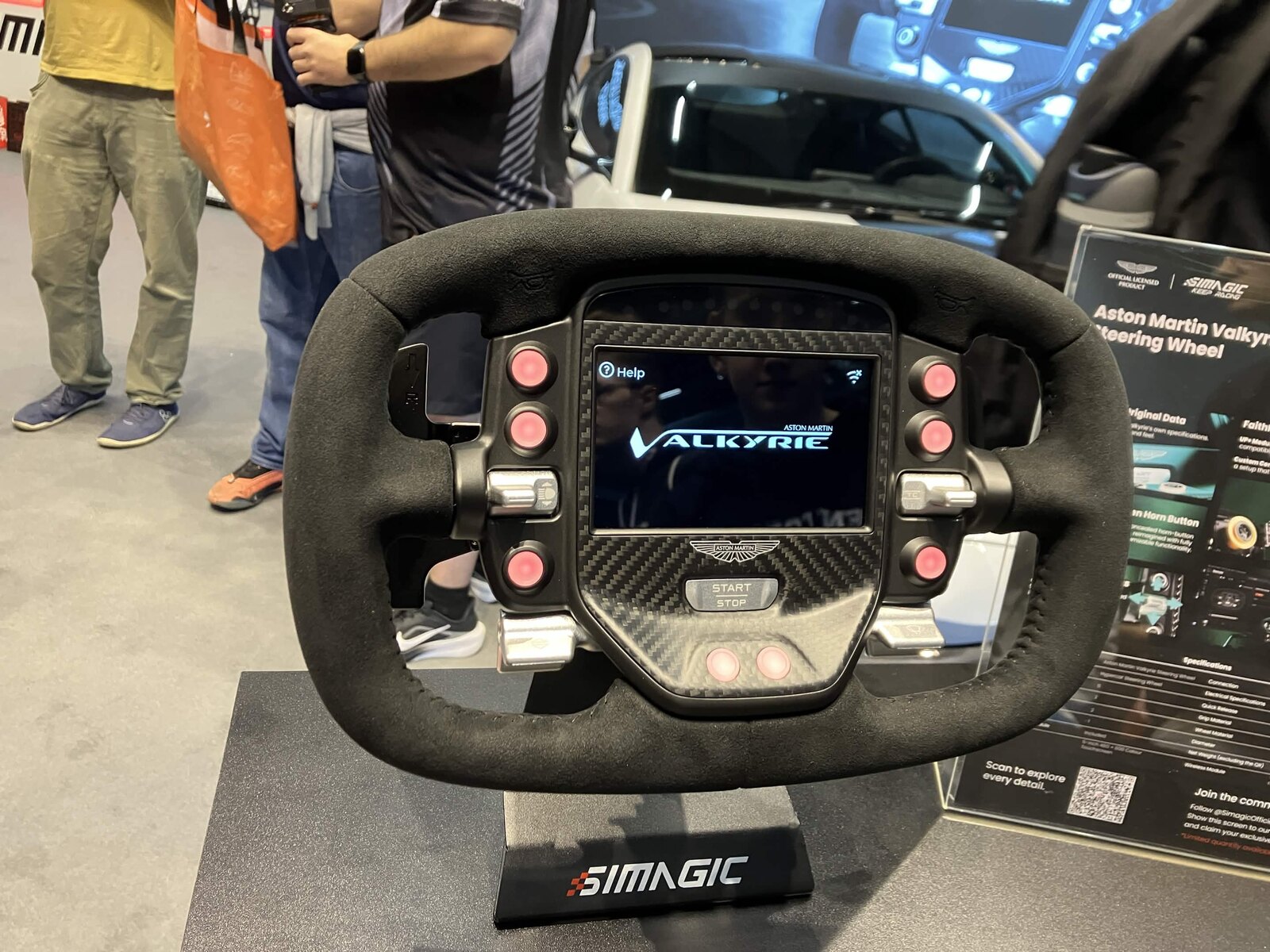 Le volant Simagic Aston Martin Valkyrie exposé sur le stand Simagic, écran allumé