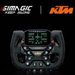 Volant Simagic KTM X-Bow GT2 de face, sous les logos Simagic et KTM