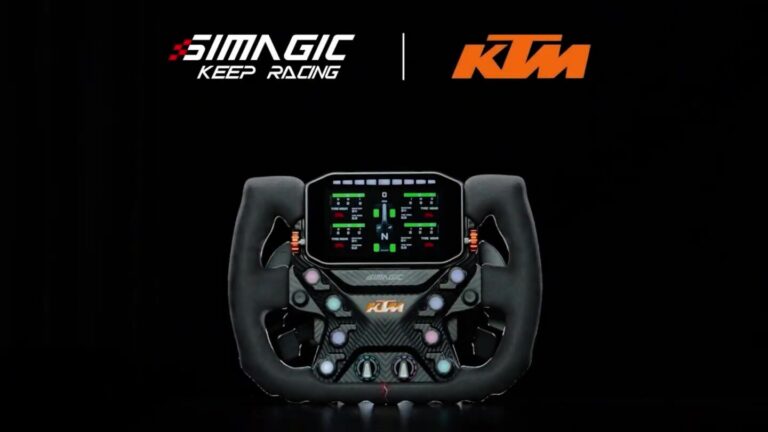 Volant Simagic KTM X-Bow GT2 de face, sous les logos Simagic et KTM