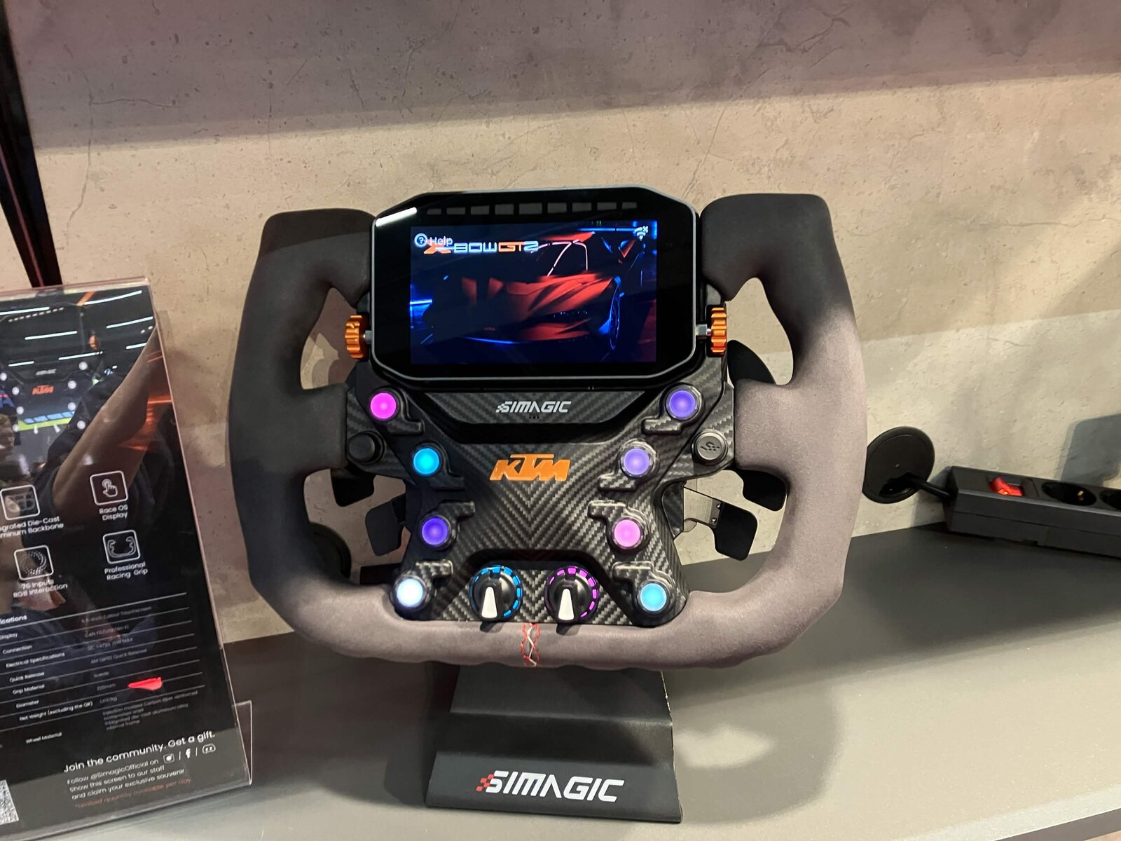 Le volant Simagic KTM X-Bow GT2 exposé sur le stand Simagic de la SimRacing Expo 2026