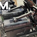 Deux pédales actives Simagic P-Active à l'essai sur le stand Simagic de la SimRacing Expo 2026