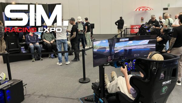 Visiteurs sur un stand de la SimRacing Expo 2026 à Francfort, avec le logo du salon