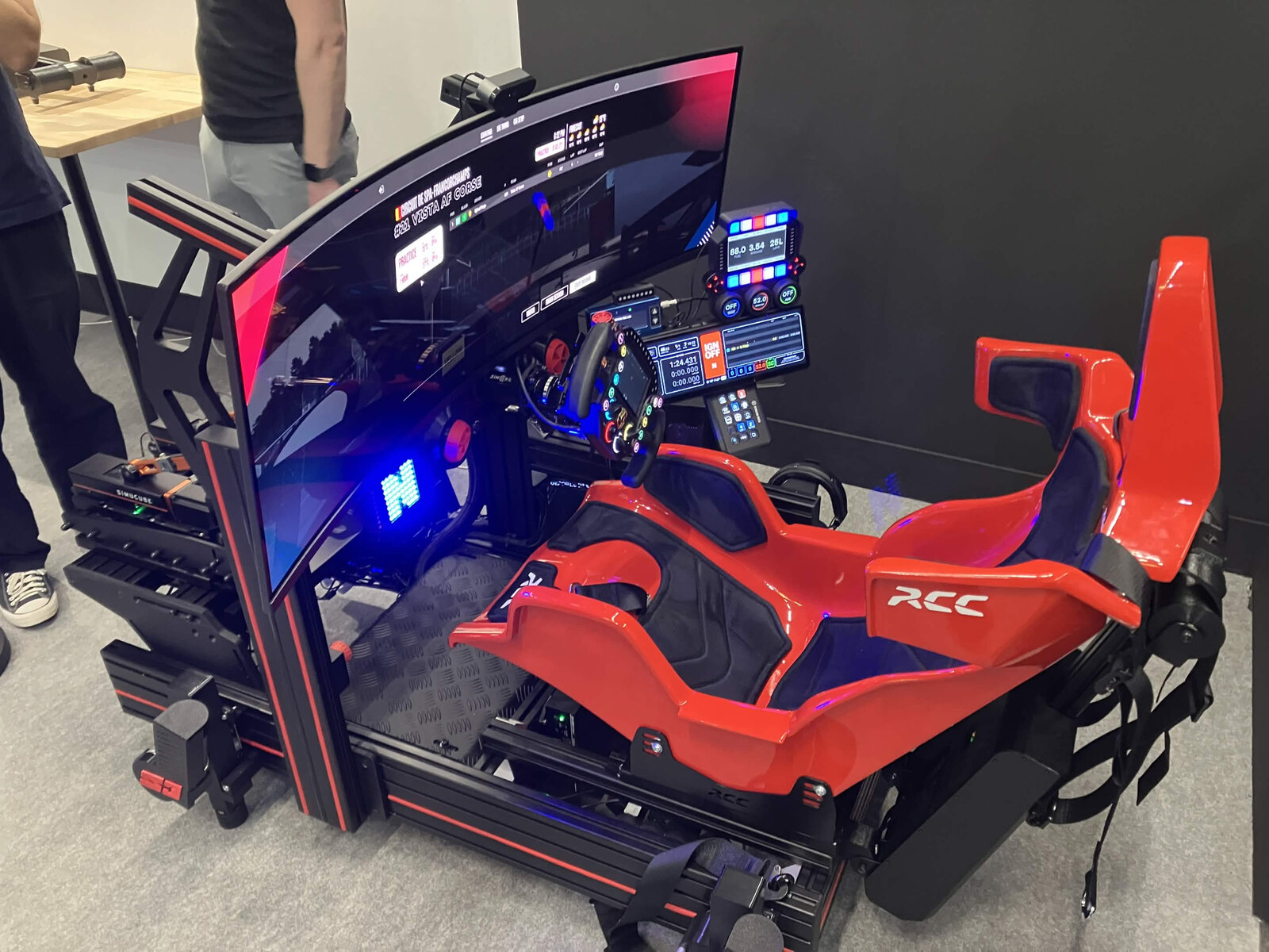 Le rig de Naga Racing exposé sur le stand Simrig, avec son baquet RCC rouge et son système de mouvement SR3