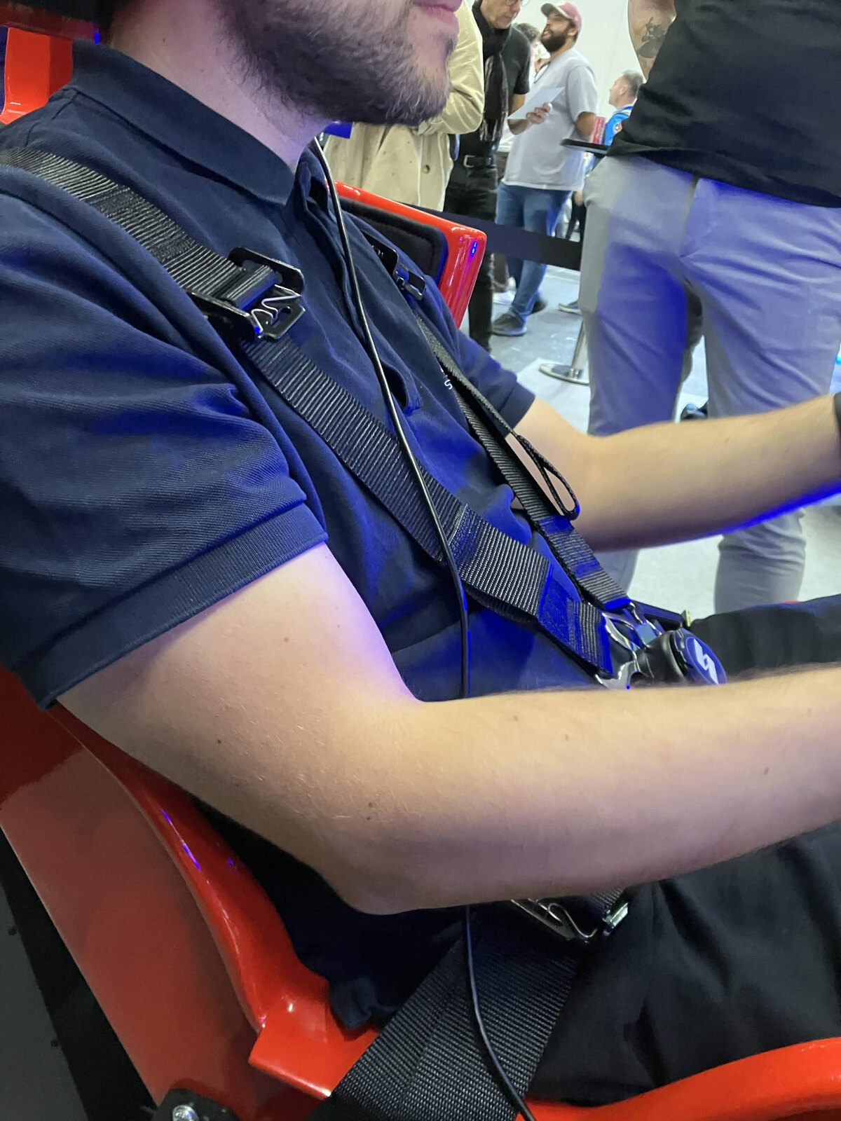 Le harnais 5 points relié au Simrig SBM, porté pendant l'essai sur le stand Simrig