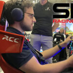 Essai du Simrig SBM sur le rig de Naga Racing au stand Simrig de la SimRacing Expo 2026, harnais serré et mains sur le volant