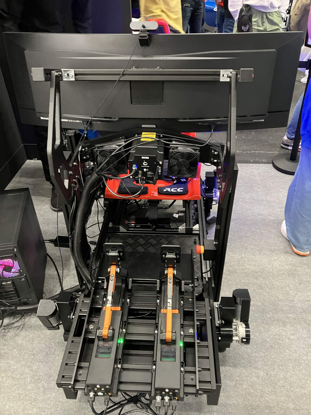 Les vérins du système de mouvement Simrig SR3, vus de l'arrière du rig de Naga Racing