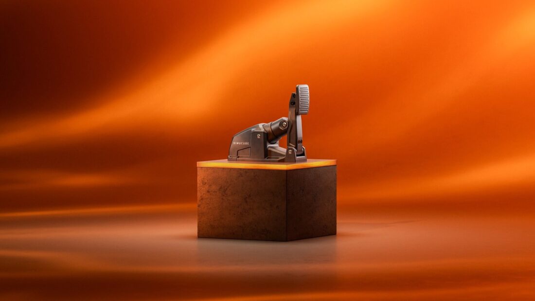 La Simucube ActivePedal Sport posée sur un socle, sur fond orange