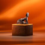 La Simucube ActivePedal Sport posée sur un socle, sur fond orange