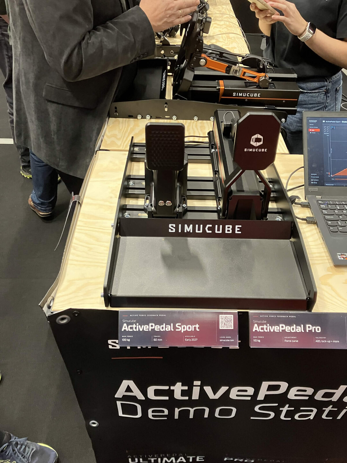 La station de démonstration de l'ActivePedal Sport sur le stand Simucube, avec Simucube Tuner ouvert sur l'ordinateur